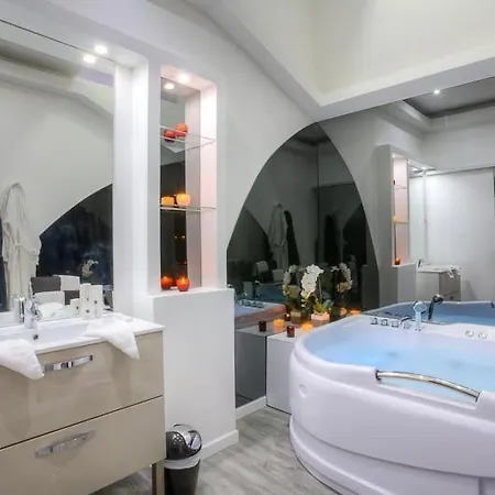 Tony Garnier Love hotel